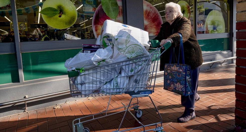 Las personas continúan comprando en Melbourne, Australia, el 8 de julio de 2020. /EFE/EPA/LUIS ASCUI).
