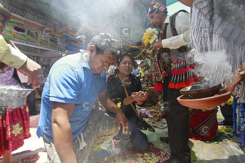 Chamanes y curanderos alistan “baños de florecimiento” en feria