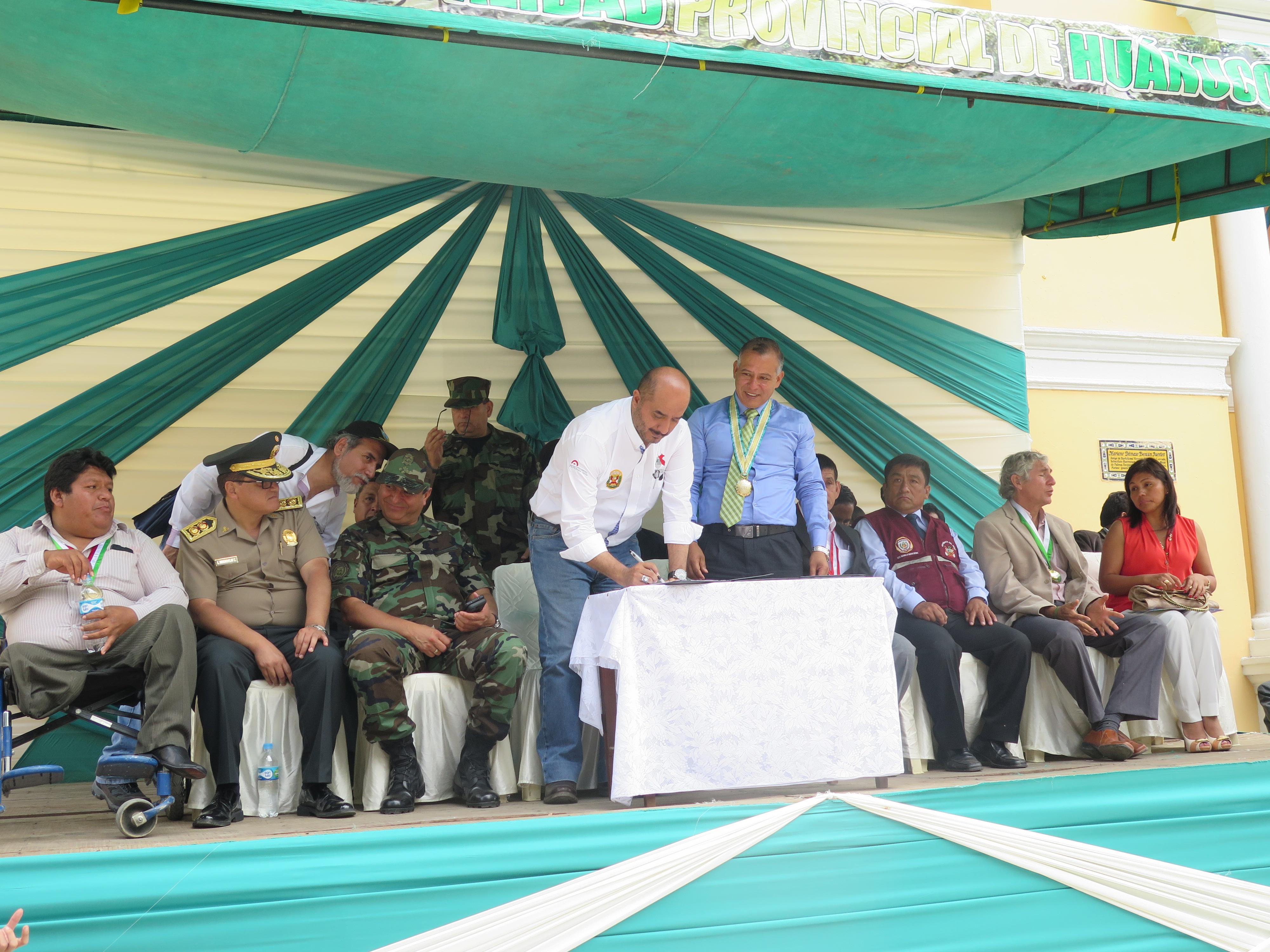 Ministro del Interior y alcalde firman convenio para construir complejo policial