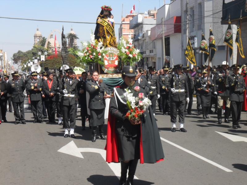 Policías llevan en procesión a Santa Rosa de Lima