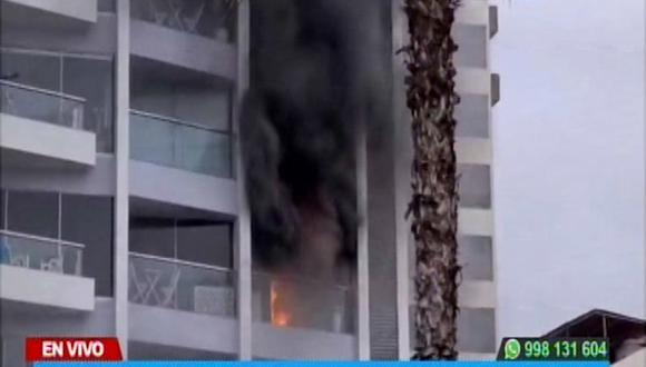 Al menos cuatro unidades de los bomberos atienden incendio en departamento de Miraflores. (Foto: Captura Canal N)