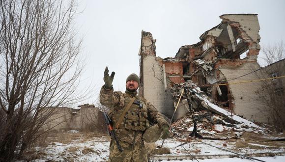 Un militar de las fuerzas militares ucranianas hace un gesto mientras camina frente a un edificio destruido en la línea del frente con separatistas respaldados por Rusia en Mariinka, región de Donetsk. (Foto: Aleksey Filippov / AFP)