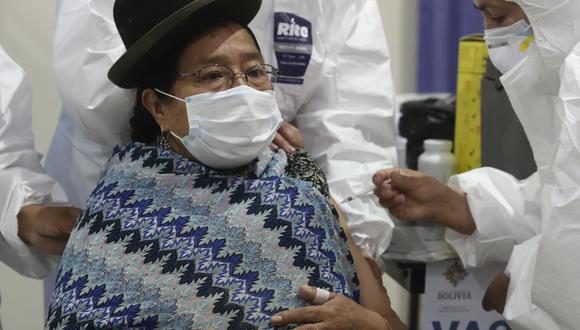 La vacunación masiva contra la COVID-19 continúa en Bolivia tras la recepción, el pasado miércoles, de 500.000 dosis de Sinopharm. (Foto: Efe)