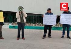 Dirigentes protestan afuera de la Municipalidad de Huancayo en contra de incremento de dietas (VIDEO)