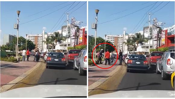 YouTube: Falso discapacitado pedía limosna y queda al descubierto por una pelea con taxista [VIDEO]