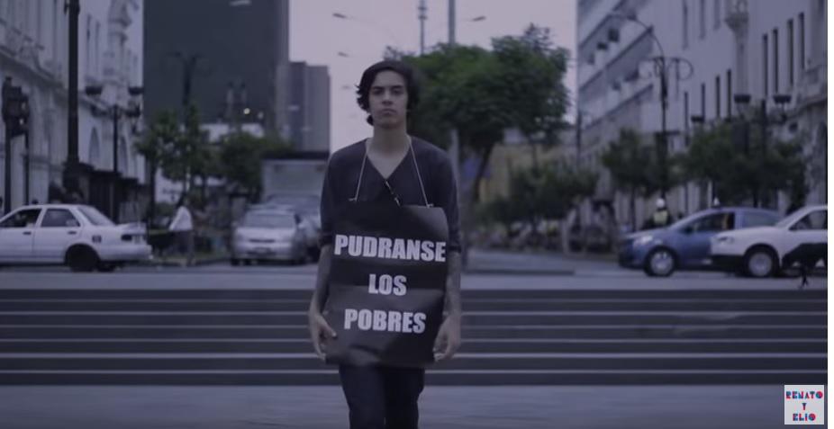 Lima: Joven pasea con cartel de "Púdranse los pobres" y la gente reacciona así (VIDEO)