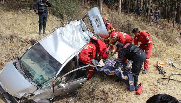 Cusco: Al menos tres fallecidos tras vuelco de camioneta a abismo