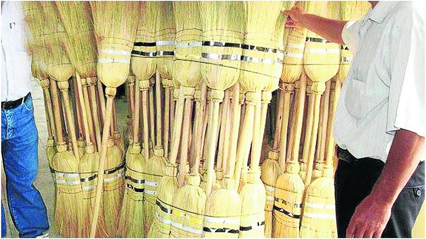 Trabajadores denuncian no tener escobas para limpiar la ciudad