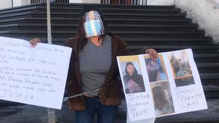 Madre se encadena para exigir justicia por muerte de hijo que prestó servicio militar en Arequipa