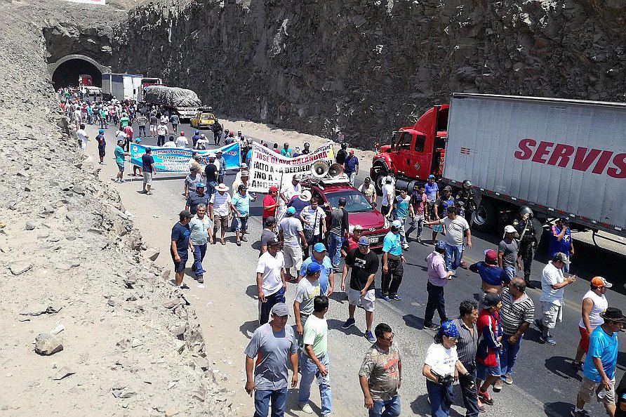 Chimbote: Pescadores toman el túnel de Coishco  (FOTOS)