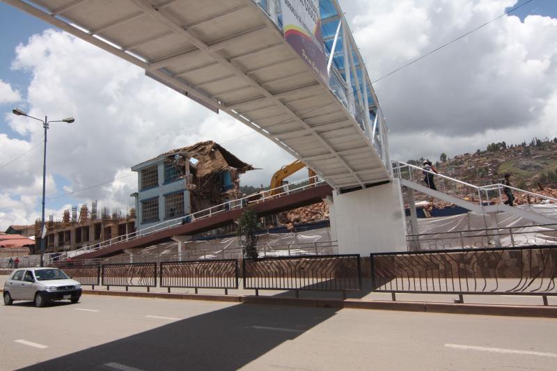 Pandilleros casi lanzan a joven de un puente como castigo