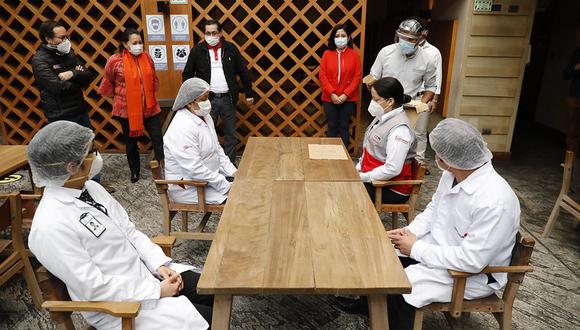 Un equipo del Gobierno visitó algunos restaurantes limeños para observar la puesta en marcha del protocolo. (Foto: Mincetur)