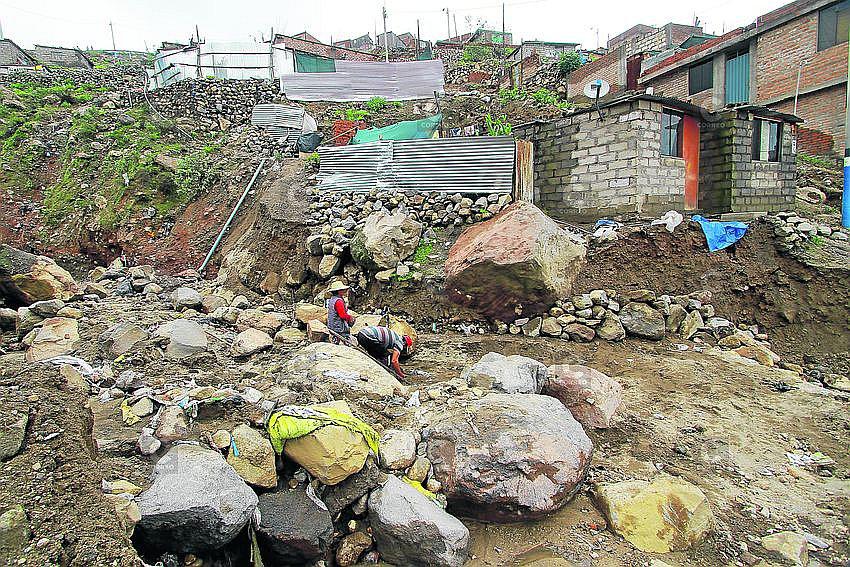 Defensa Civil pide retiro de 14 familias de la torrentera Pichu Pichu en Paucarpata