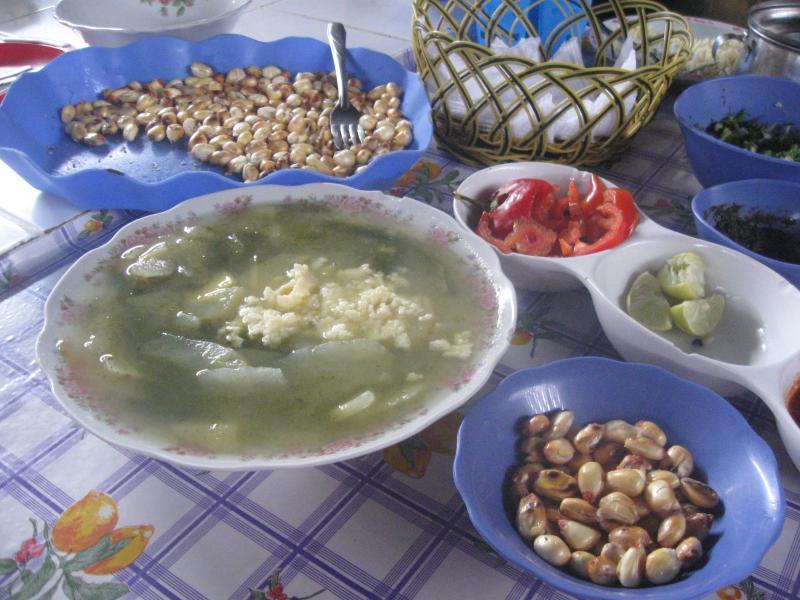 El caldo verde, acompañado con queso, cancha y ají