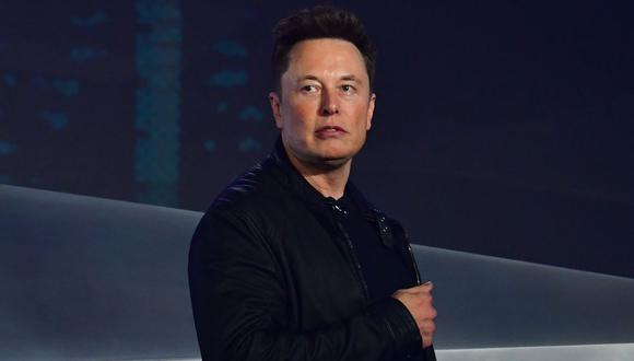 Elon Musk, presenta el Tesla Cybertruck totalmente eléctrico y alimentado por batería recién presentado en el Centro de Diseño de Tesla en Hawthorne, California. (Foto de Frederic J. BROWN / AFP)