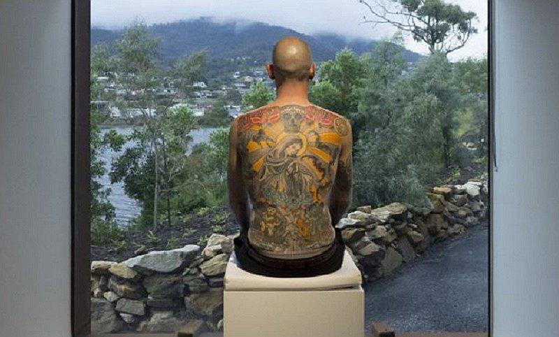 Hombre vende su espalda como lienzo a un coleccionista de arte [FOTOS]