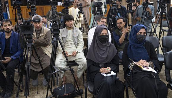 Periodistas afganos asisten a una conferencia de prensa en la que se dirige el primer viceprimer ministro interino de los talibanes, Abdul Ghani Baradar, junto con otros dignatarios en Kabul el 24 de mayo de 2022. (Foto de Wakil KOHSAR / AFP)