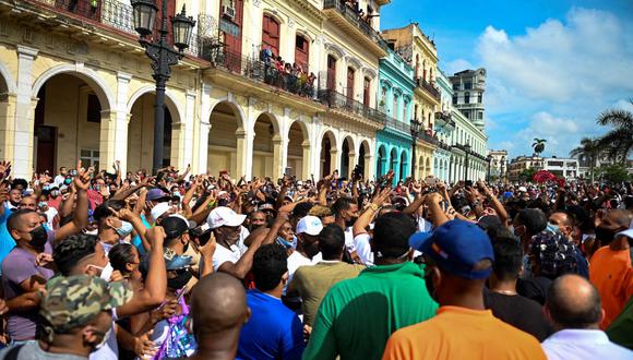 Las protestas que se vienen difundiendo en redes sociales, iniciaron la mañana de este domingo, en medio de la peor crisis económica que atraviesa Cuba en 30 años. (Foto de YAMIL LAGE / AFP).