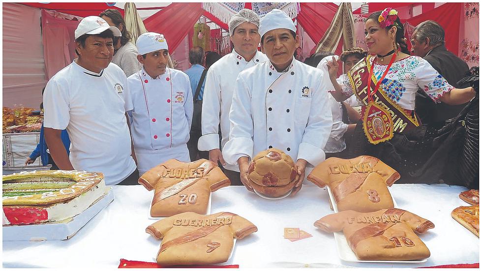 Maestros reposteros hacen panes con las camisetas de Guerrero, Farfán, Flores y Cueva
