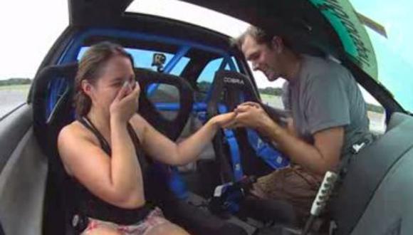 Pide matrimonio en auto de carreras (Video)