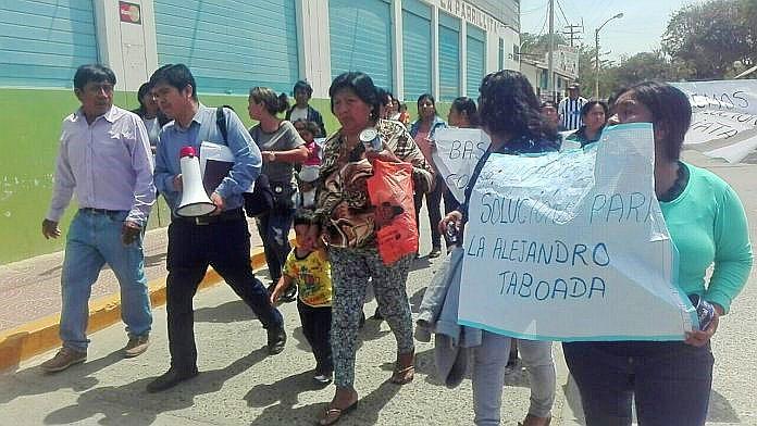Pobladores protestan por el colapso de desagües en Catacaos (VIDEO)