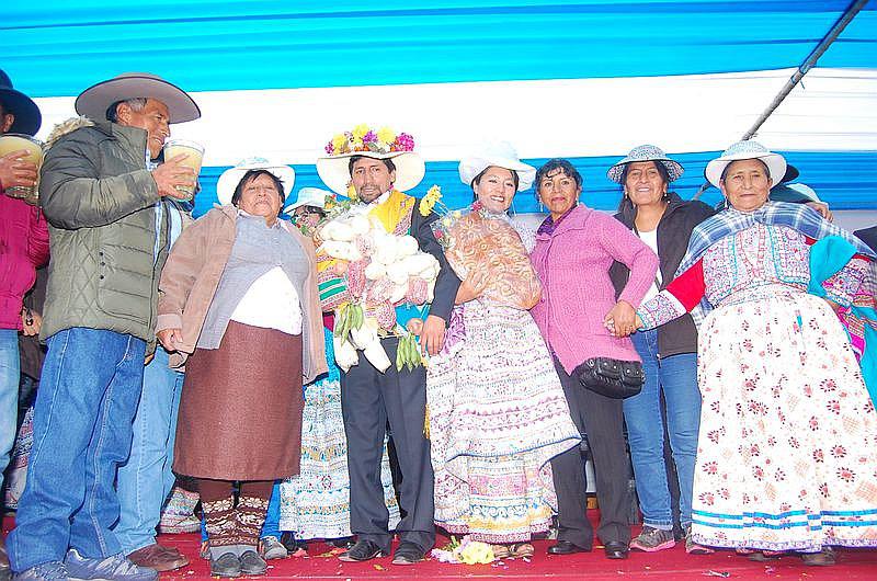 Álvaro Cáceres juró al cargo de alcalde de Caylloma con pago a la tierra