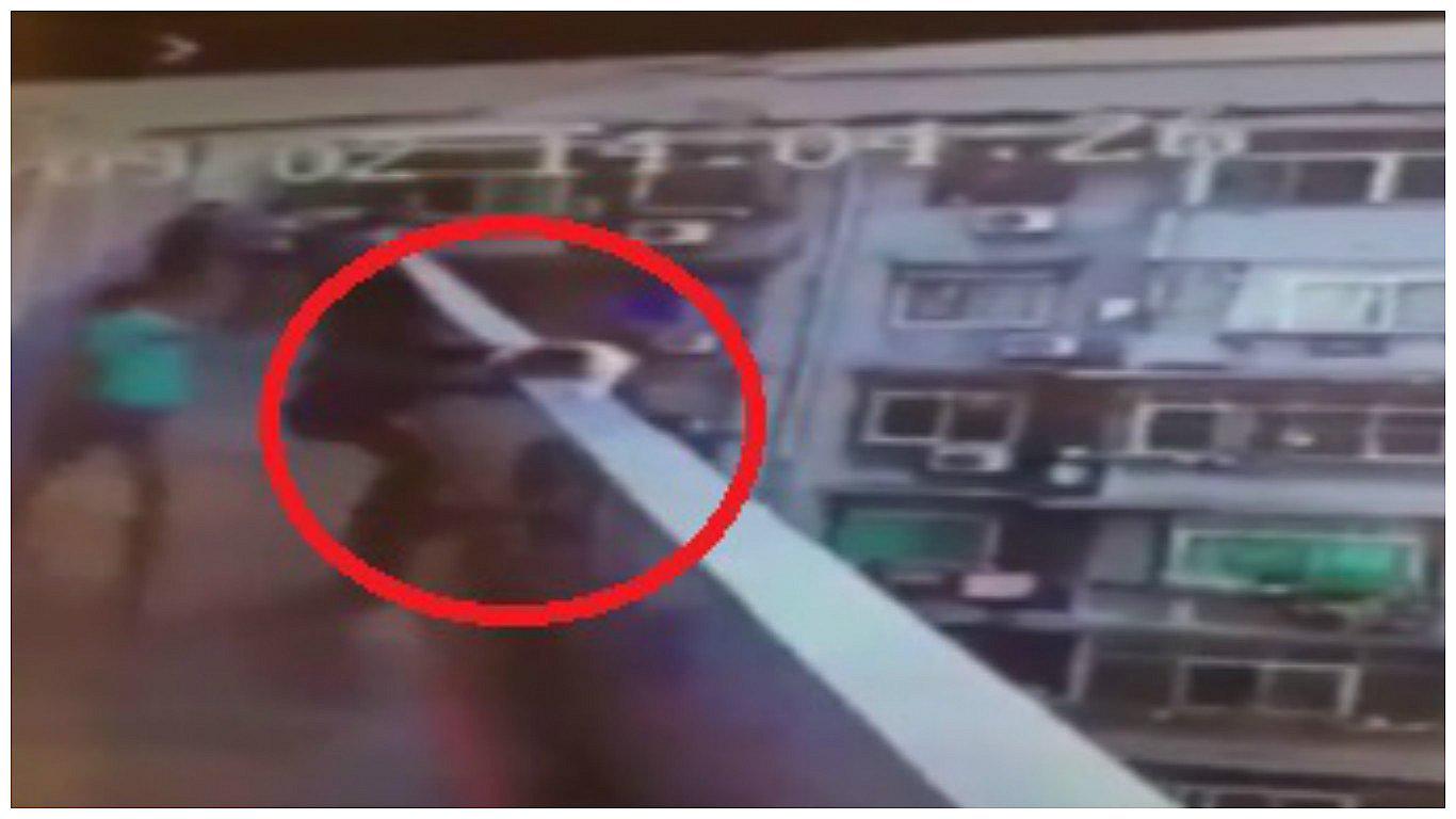 YouTube: niñas peleaban por un chico en el balcón, pero todo terminó mal (VIDEO)