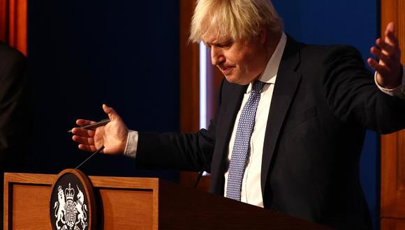 Una foto de Boris Johnson participando en una reunión con sus empleados lo pone en la mira de la críticas. (Foto: Adrian DENNIS / POOL / AFP)