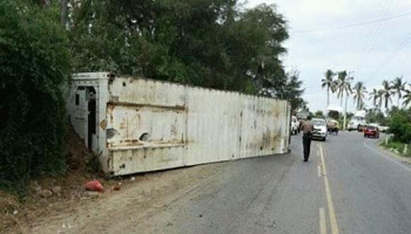 Piura: Chofer salió ileso tras volcadura de un trailer en Salitral