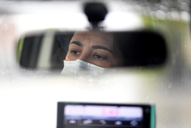 Videos de médicos y enfermeras agradeciendo a los taxistas han sido muy compartidos en redes sociales. Uno de ellos muestra a un conductor con lágrimas en los ojos mientras es aplaudido al entrar en un centro de salud. (Foto: AFP/Gabriel Bouys)