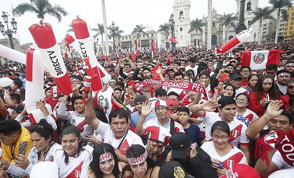 Perú vs. Brasil: Hinchas se congregan en la Plaza de Armas 