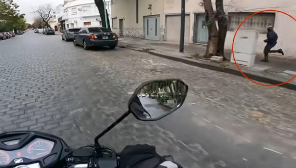 Momento en un motociclista logra que un ladrón deje el celular que le había robado a una mujer. (Foto: captura YouTube)
