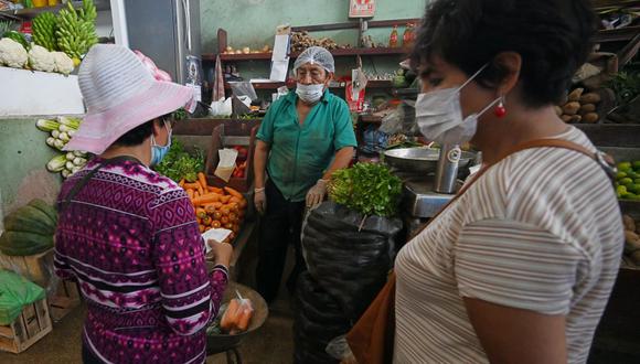 Los compradores usan mascarillas para evitar la propagación del nuevo coronavirus en un mercado vecinal en Lima (Foto: Cris Bouroncle / AFP)