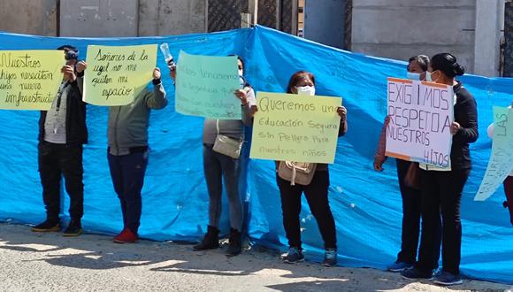 Padres de familia realizaron una protesta rechazando la reubicación temporal de los estudiantes del pedagógico José Jiménez Borja