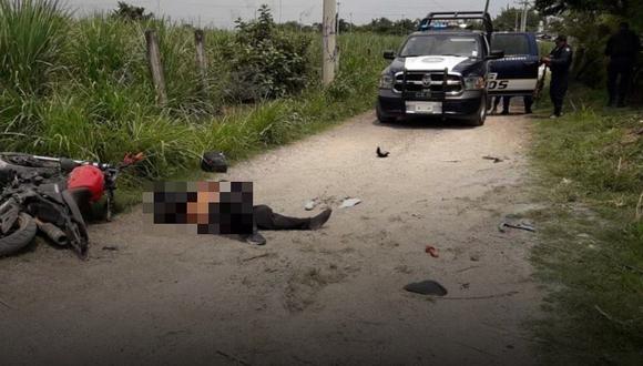 Dos sicarios que asesinaron a un hombre chocan la moto en que escapaban contra poste y uno muere