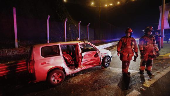 Minivan manejado por militar y taxi chocan en el malecon de Miraflores. Alta velocidad provoca el accidente.
Fotos: César Grados/@photo.gec