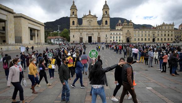Personas participan en un simulacro de terremoto en Bogotá, el 7 de octubre de 2021. (Foto de Raul ARBOLEDA / AFP)