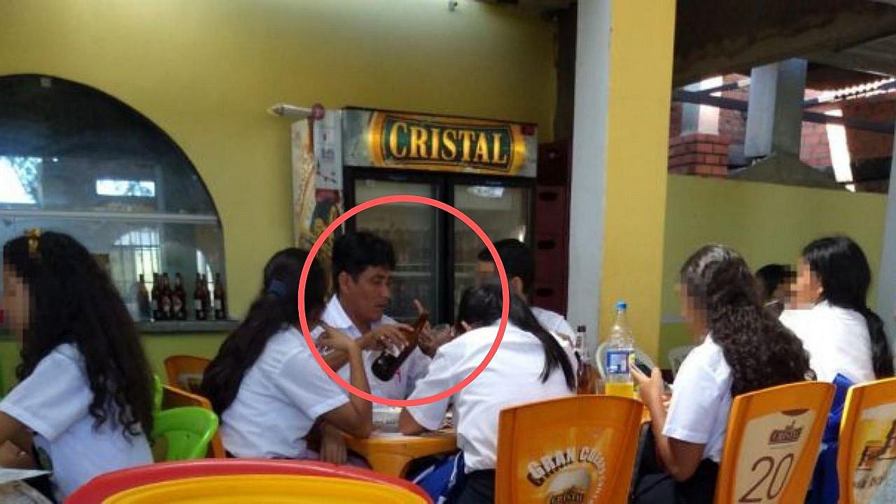 Docente es captado bebiendo cerveza frente a sus alumnos en un restaurante (FOTOS)