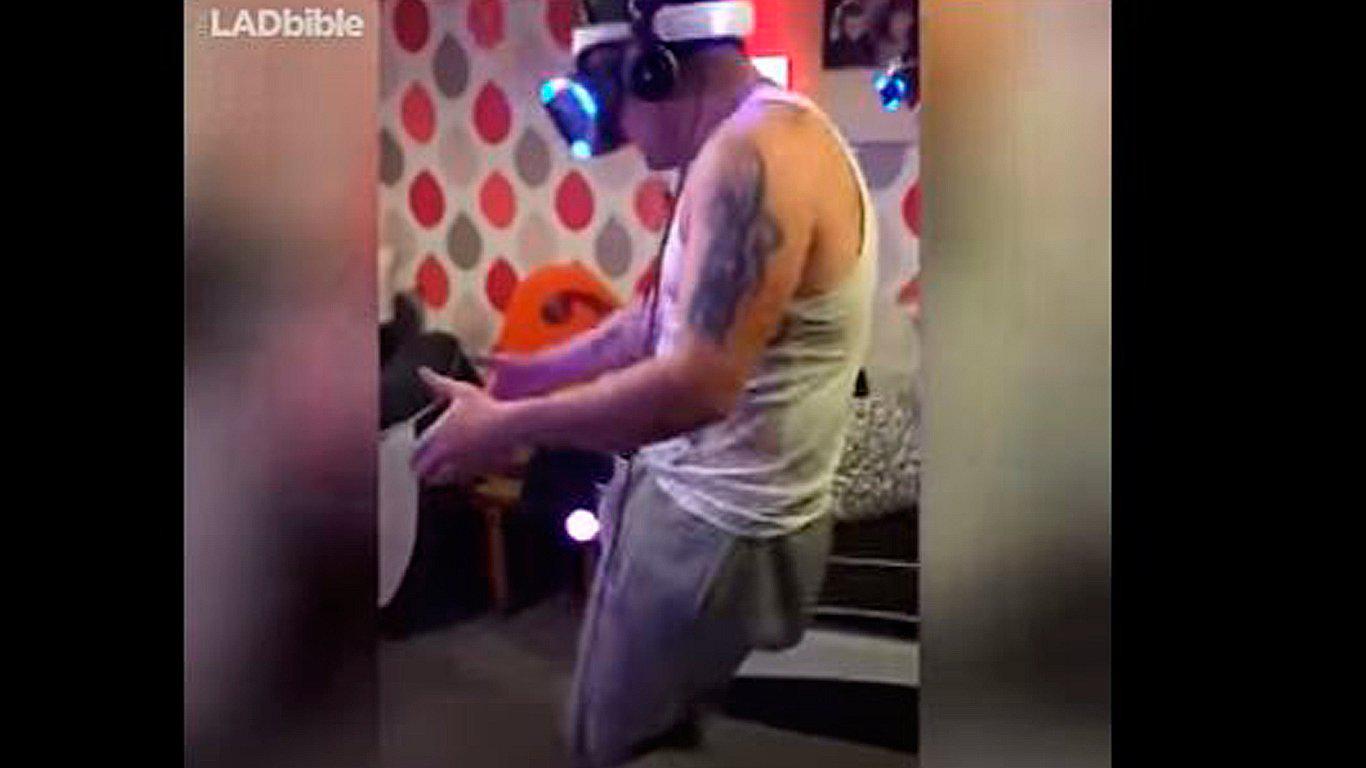 ​Así reaccionó esta mujer al encontrar a su esposo manteniendo relaciones por realidad virtual (VIDEO)