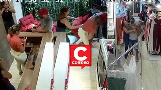 Mujeres luchan contra delincuente y evitan asalto en tienda de ropa