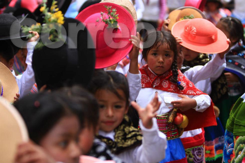Niños "marcan" plantas en fiesta de santiago (FOTOS)
