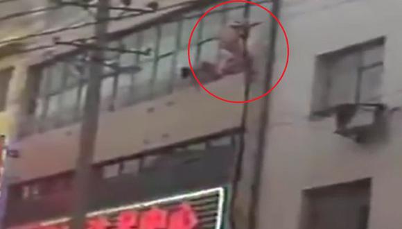 ​YouTube: Hombre desnudo cae del tercer piso tras ser sorprendido por el esposo de su amante (VIDEO)