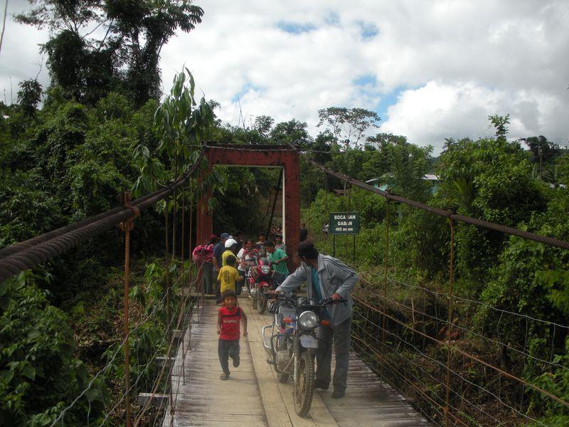 Carhuacayán podría quedar incomunicado al colapsar puente