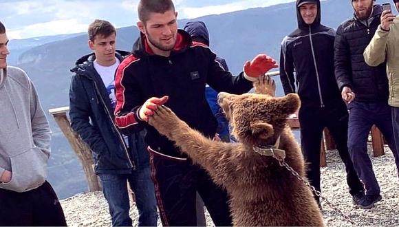 Luchador de la UFC se grabó "peleando" con un cachorro de oso encadenado