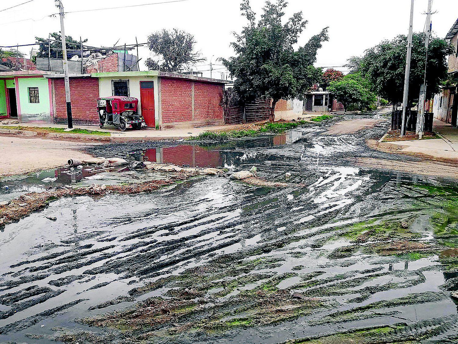Las aguas servidas invaden un barrio