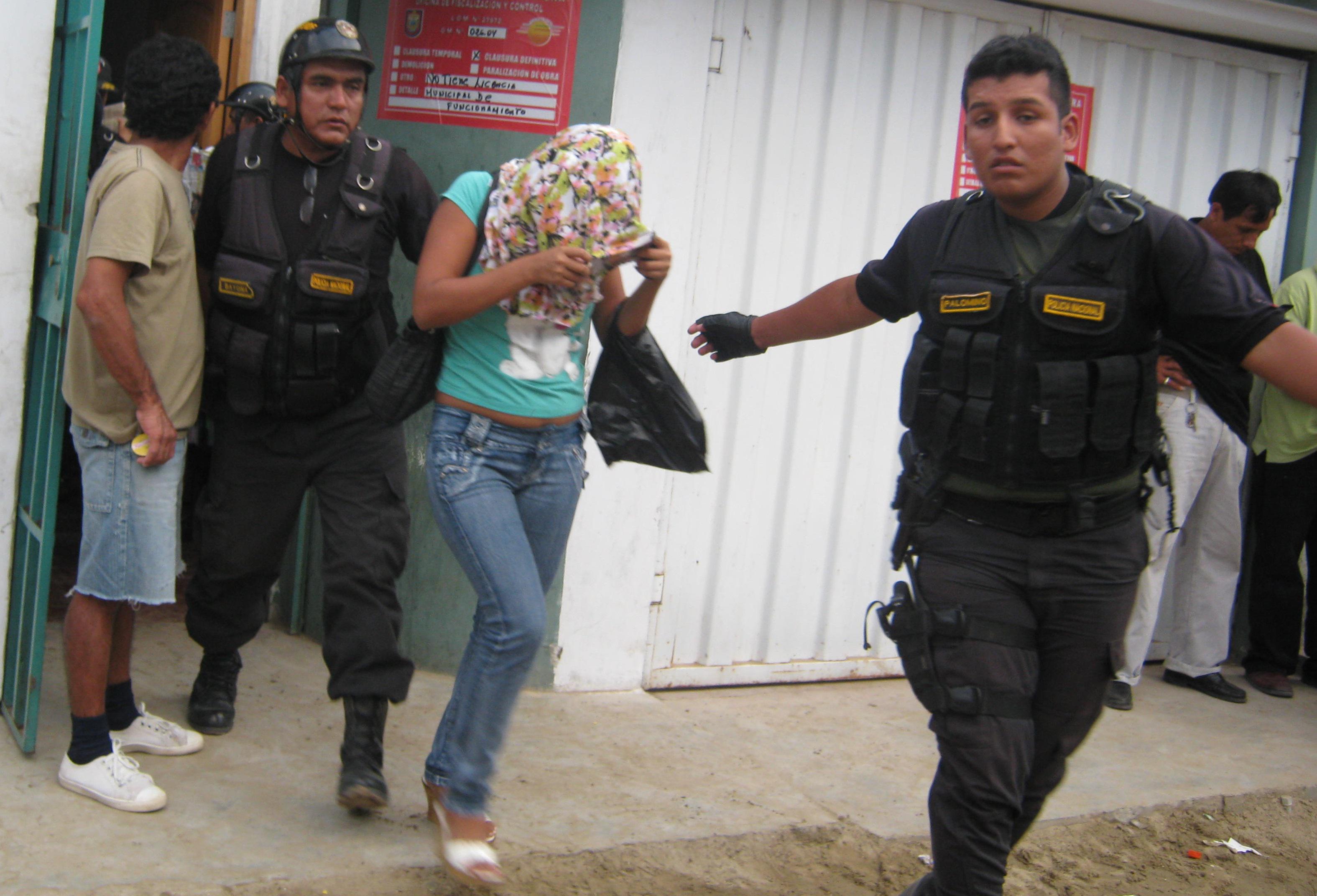 Tumbes: Policía sorprende a una adolescente intentando robar en botica