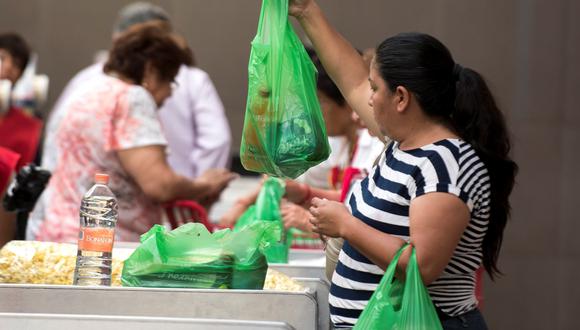 Las bolsas plásticas se empezaron a cobrar desde este año en Perú. EFE/ Miguel Sierra