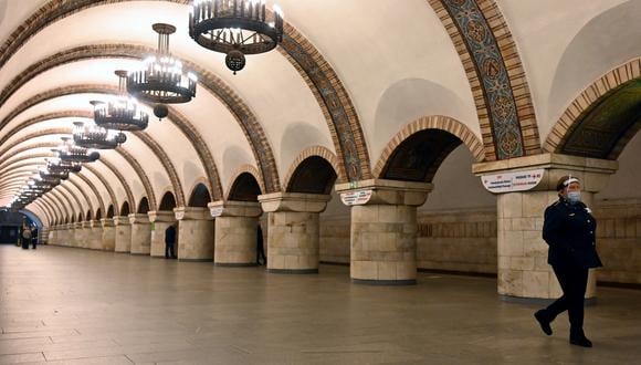 Basta con ver esta estación del tren para notar la extravagancia soviética y cómo Kiev la mantiene en buen estado. Habría que mencionar, por supuesto, que la ciudad tiene un museo dedicado exclusivamente al metro (Foto: AFP)