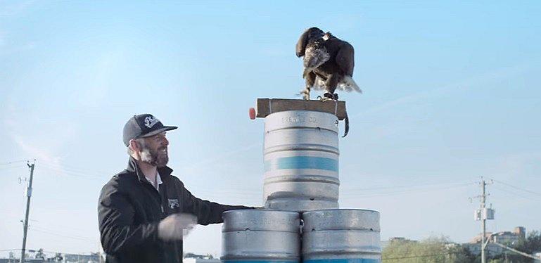 Águila entregará cerveza a cliente suertudo (VIDEOS)