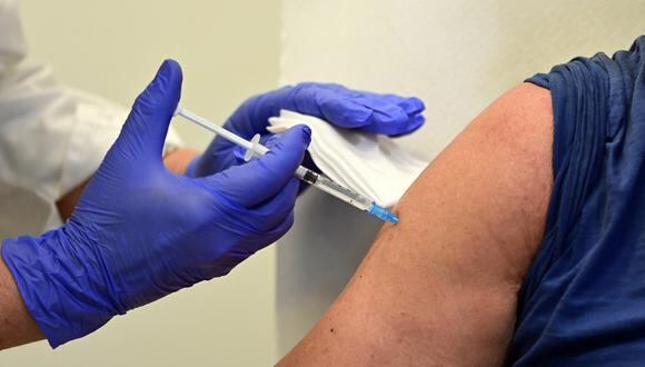 Un sanitario administra una dosis de la vacuna  contra el Covid-19, durante una campaña de vacunación a mayores de 60 años. (Foto por MIGUEL MEDINA / AFP)